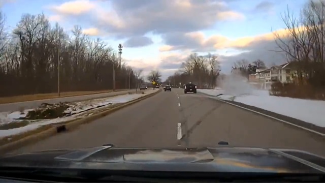 [動画1:04] 警察から逃走する車両、横転してドライバーが車外へ飛んでいく