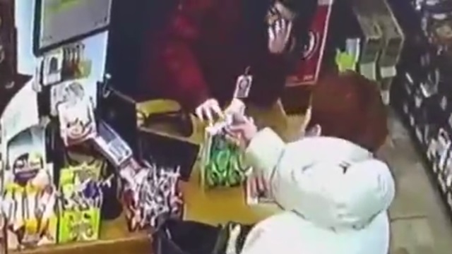 [動画0:30] 女性店員、会計中に客の目の前でこれをして赤面ｗｗｗ