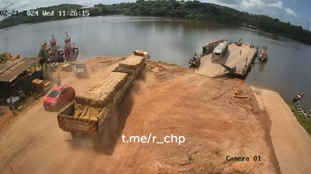 [動画0:17] 運転手飛び降り、フルトレーラーが川へ一直線