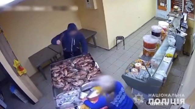 [動画0:09] 強盗犯、女性に抵抗されたためナイフで刺して逃走