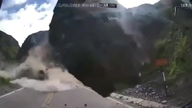 [動画0:50] 巨大落石が車両に直撃、その映像が怖すぎた・・・