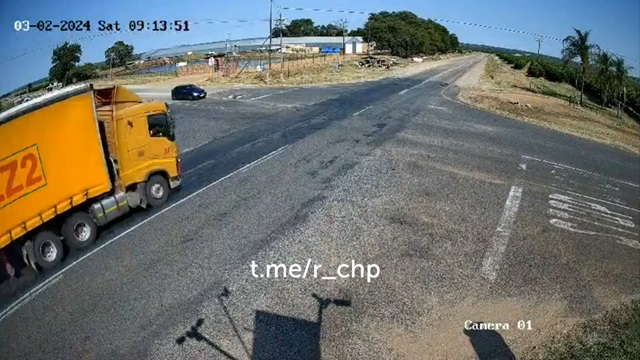 [動画0:26] 一時停止を無視する車、トラック運転手が死亡した事故の監視カメラ映像