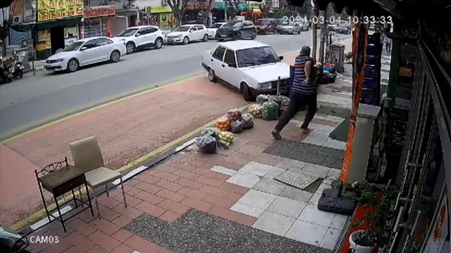 [動画0:11] 食料品店の男性従業員、野菜と一緒に吹っ飛ばされる