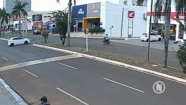 [動画0:24] バイクをはねたドライバー、停止することなく逃走