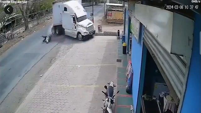[動画0:27] 女性ライダー、後続の大型トラックに気付かず斜め横断して大事故に・・・