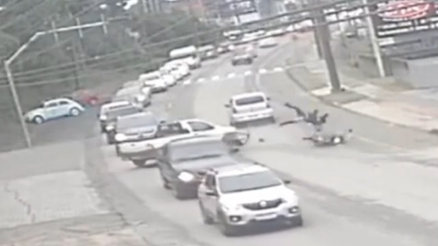 [動画0:45] 黄色ラインを越えて車列をごぼう抜きするバイク、サンキュー事故で吹っ飛ばされる