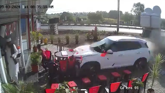 [動画1:56] スピード違反の車、ホテルに突っ込む