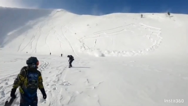 [動画0:31] スノーボーダー、雪崩に巻き込まれ生き埋めに・・・
