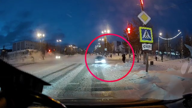 [動画0:18] 公道ドリフト！？凍結でコントロールを失った車から女性が逃げる