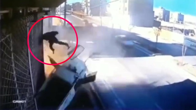[動画0:30] 車外に投げ出され宙を舞うドライバー、荷台に着地