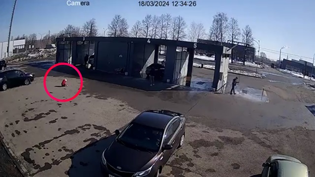 [動画0:54] 女性ドライバー、駐車場に座って絵を描いていた少女に気付かず轢く