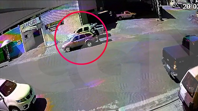 [動画0:45] 道路脇に駐車していた男性、突然車を持っていかれる
