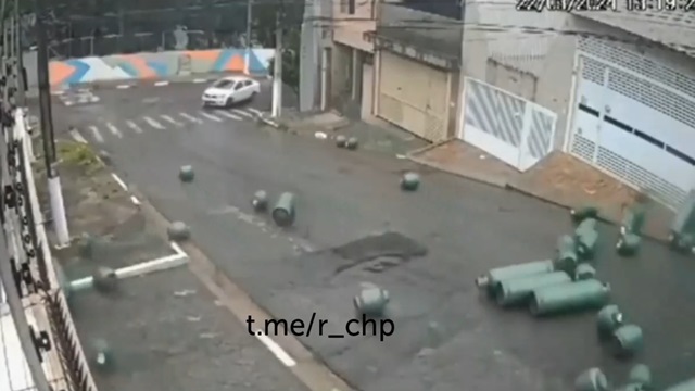 [動画0:56] 違反トラックさん、ガスボンベを坂道にばらまく