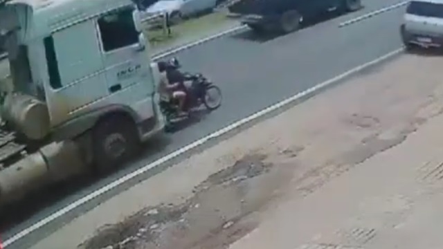 [動画0:41] バイクの女性、タンクローリーに踏み潰される
