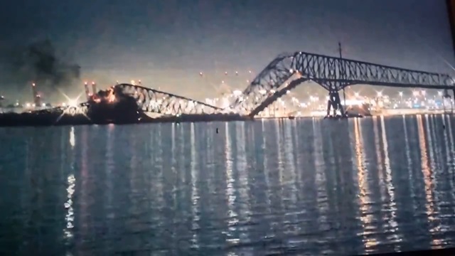 [動画0:23] コンテナ船が橋に衝突、崩落する様子が怖すぎる