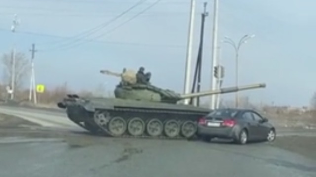 [動画0:17] ロシア、戦車が乗用車に衝突