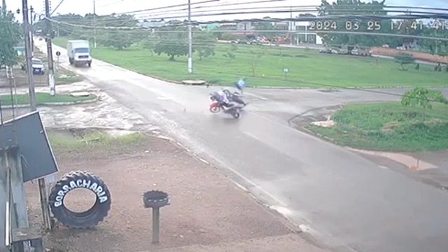 [動画1:03] 警察から逃走するバイク、別のバイクの女性を吹っ飛ばす