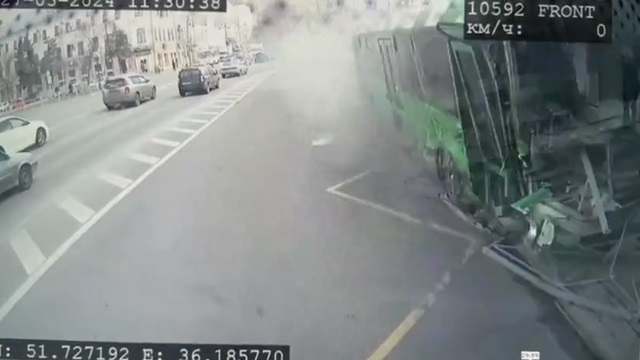 [動画1:37] バスが暴走、バス停の人々が逃げる