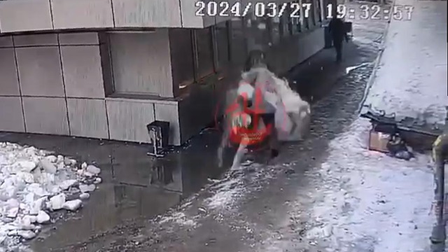 [動画0:32] 建物の屋根から落下した氷の塊、女性の頭に直撃