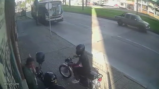 [動画1:00] バイクを狙った二人組の強盗、まさかの邪魔が入り失敗する