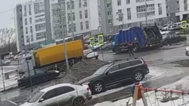 [動画0:47] ゴミ収集車が立ち往生、その方向に引っ張るの？！