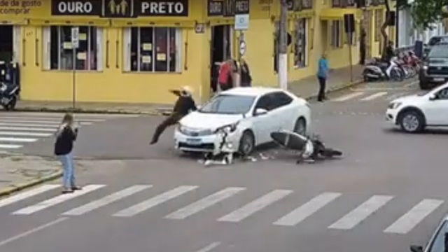 [動画0:24] 一時不停止の車にバイクが衝突、ライダーが一回転