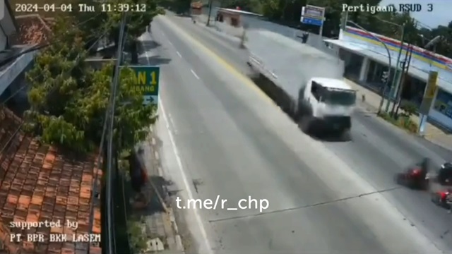 [動画0:30] ライダーさん、トラックに頭を轢かれ死亡