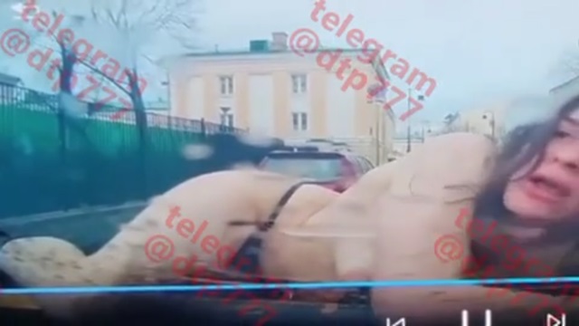 [動画3:11] モスクワ、こんな格好の女性がボンネットで泣き喚くところだった