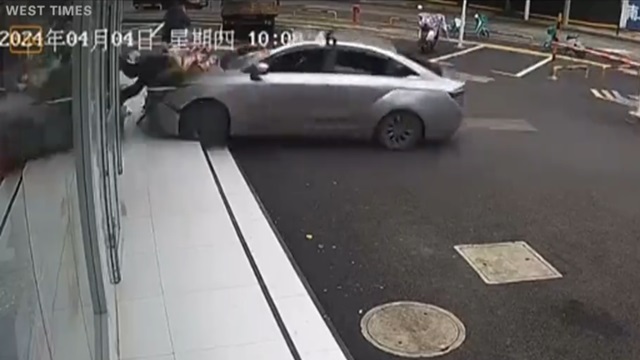 [動画1:34] 暴走車、コンビニの前にいた親子に突っ込む