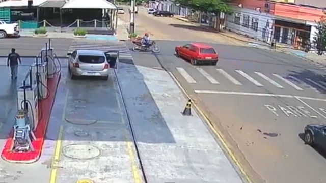 [動画1:45] ゆっくり交差点に進入、止まると見せかけてバイクを倒す