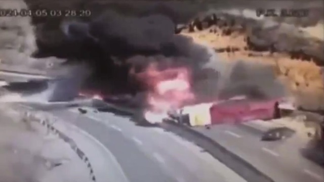 [動画0:08] 高速道路でトレーラーが中央分離帯を破壊、大炎上する