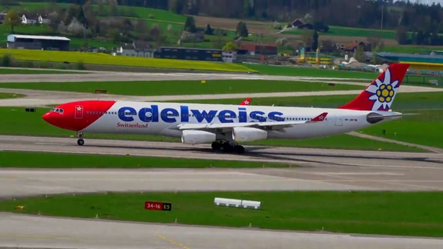[動画0:49] エーデルワイス航空のエアバスA340、チューリッヒの離陸が怖すぎ