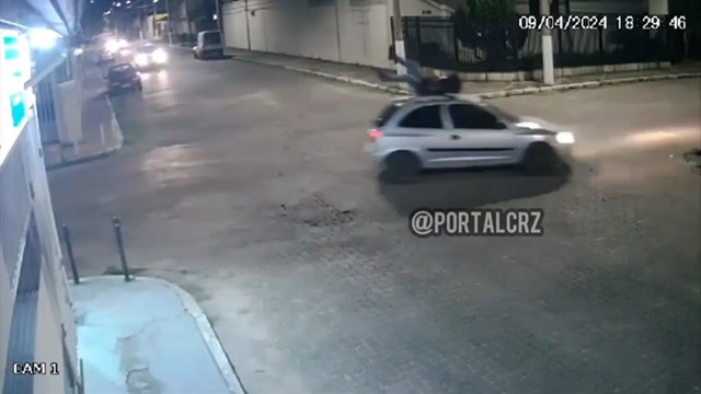 [動画0:48] ライダーは無傷だった事故、バイクをはねた女性がショック状態で搬送