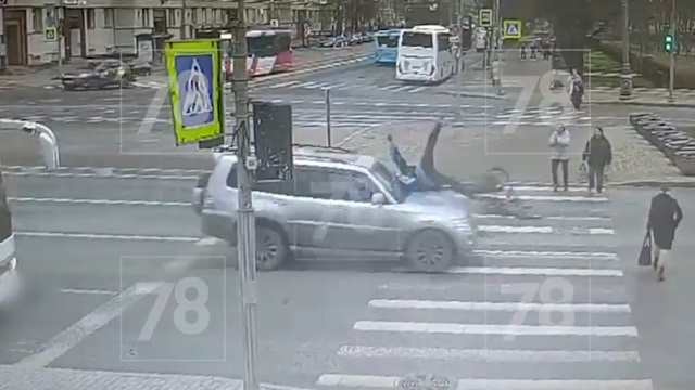 [動画0:15] パジェロ乗り、横断歩道ではねた二人を再び轢きそうになる