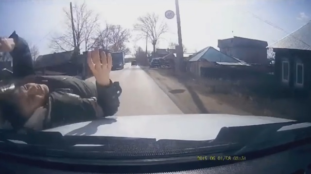 [動画0:29] 道路に飛び出した少年、モロにはねられる