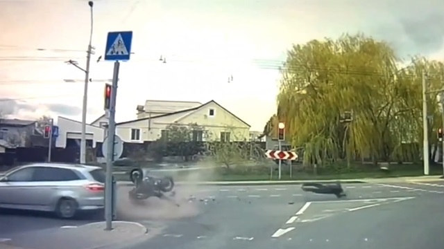 [動画0:18] 道路に叩きつけられるライダー、バイクは逆さに立つ