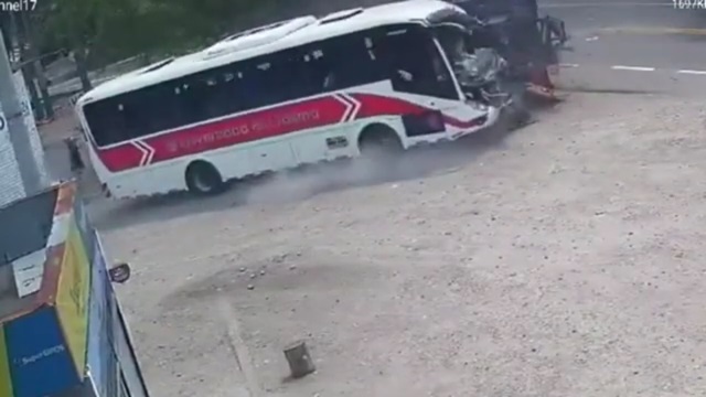 [動画1:03] バス同士が激しく衝突、運転手が亡くなる事故映像