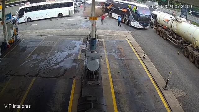 [動画0:16] コントロールを失ったバス、ガソリンスタンドに突っ込む