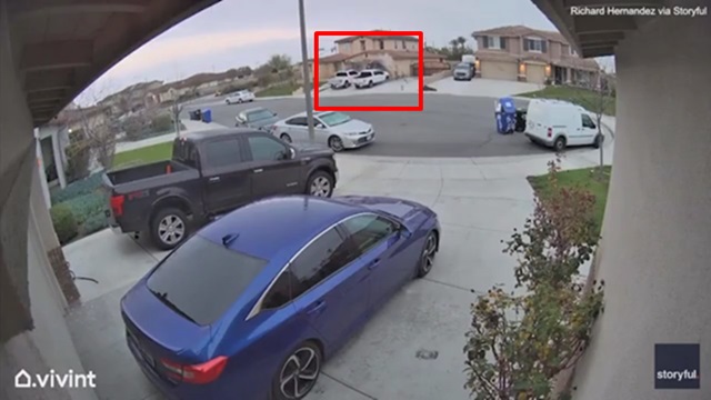 [動画1:17] 縁石でジャンプした車、ダイレクトにガレージに突っ込む