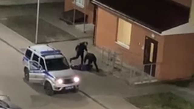[動画0:26] ロシアの警察官、撮影されていると知らずに男性を暴行