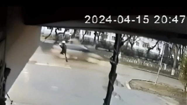 [動画0:21] 15歳少女、目の前で友人がはね飛ばされる