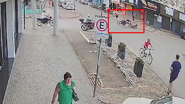 [動画0:24] 信号無視でバイク同士が衝突、ライダーが投げ出される