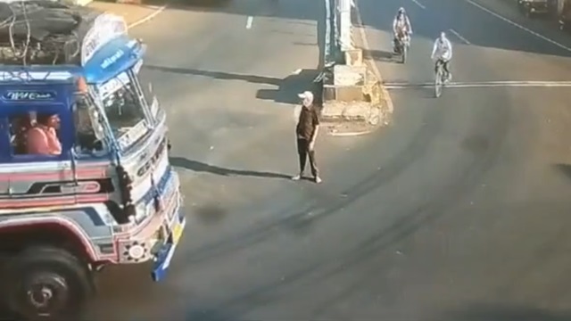 [動画0:35] ヒンズー教徒さん、寺院の目の前でトラックに潰される