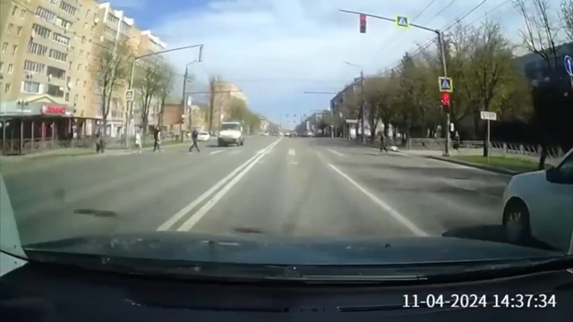 [動画0:25] 信号のある横断歩道を渡っていた男性、信号無視トラックに弾き飛ばされる