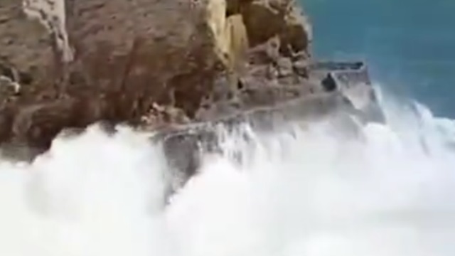 [動画0:21] クリミアの人気観光地、高波が女性を襲う