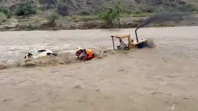 [動画1:34] 危うくDQNの川流れ、男性が危険をかえりみず救出