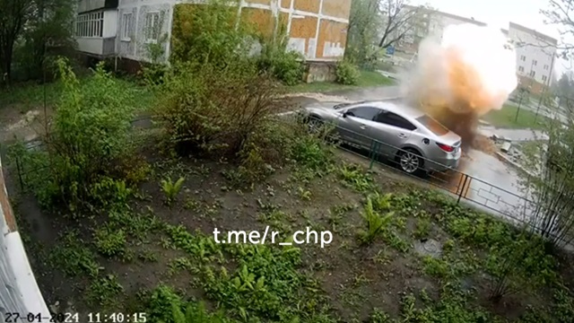 [動画0:18] ロシア、道路が爆発する