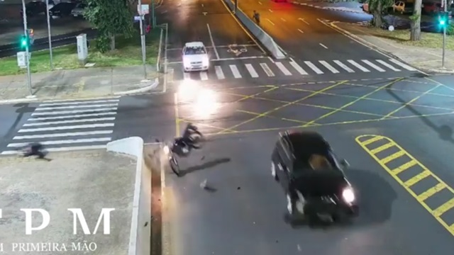 [動画0:54] 信号無視ライダーを吹っ飛ばした車、そのまま逃走