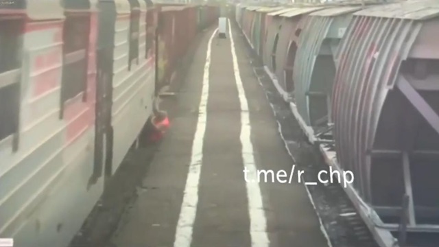 [動画0:26] 走行中の列車から下車、両足を失う