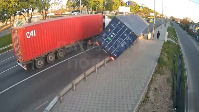 [動画0:15] コンテナトラックが横転、その先には女性が・・・！